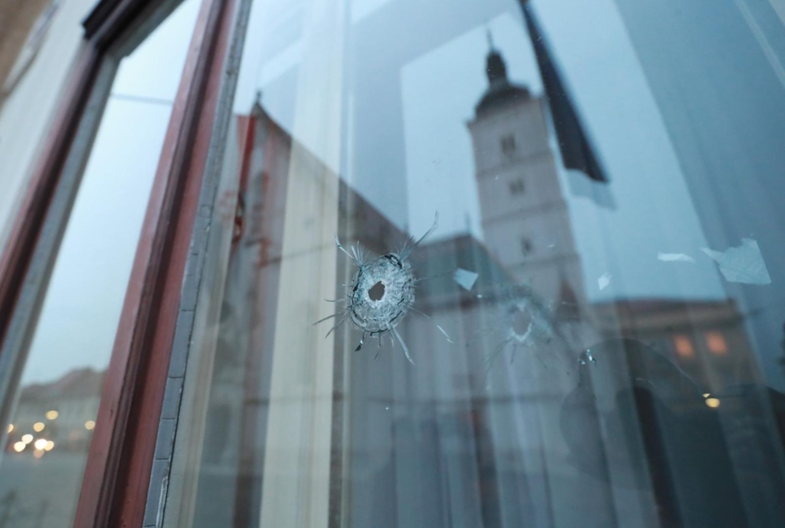 Nakon što je ranio policajca, Bezuk je nastavio pucati na ljude u zgradi Vlade, bacali su se po podu. Zatim se dao u bijeg, odbacio jaknu i oružje...